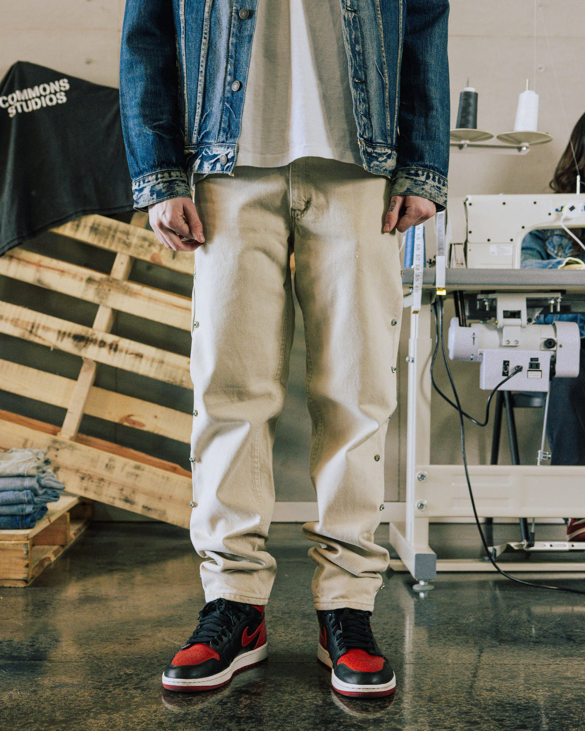 COMMONS SIDE RIVET PANT CREAM (R29)